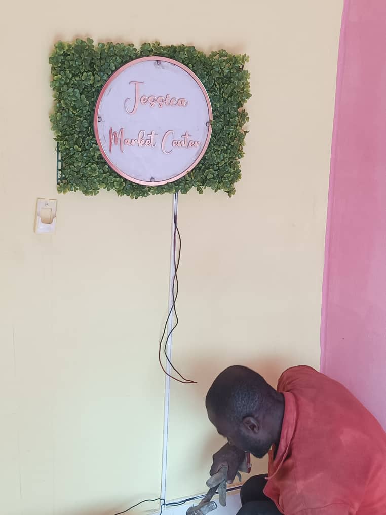 Électricien au travail